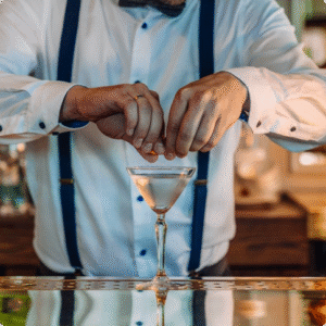 Barkeeper fügt Garnierung hinzu