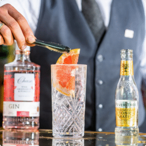 Einem G&T wird eine Garnierung hinzugefügt